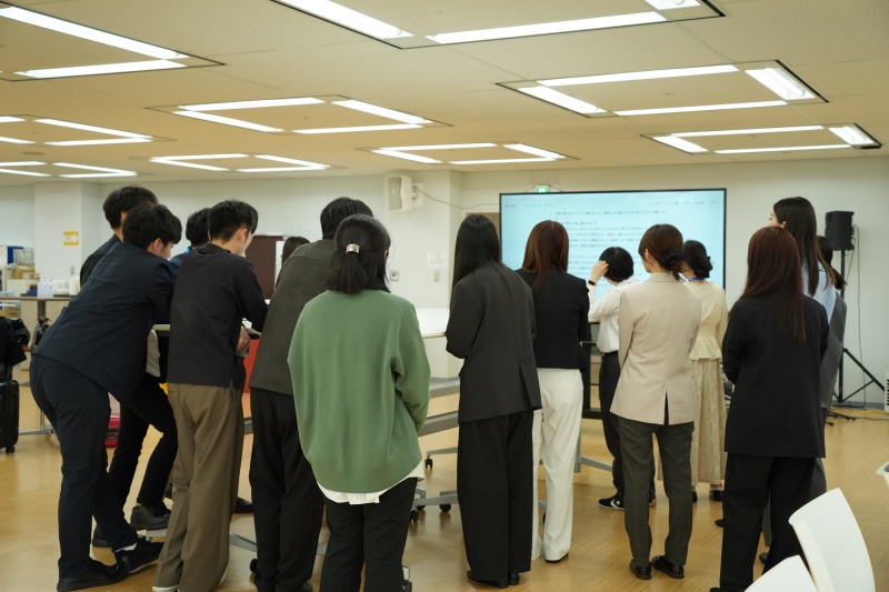 実際に社員が働いている現場を見てまわります。
