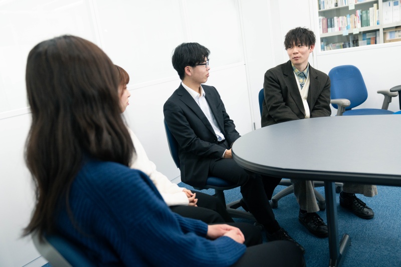 ビジネス職配属の新卒・若手社員も参加し座談会を行います。
就職活動・研修・担当業務のことなどたくさん質問してください。